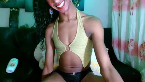 Snapshot of maidi_hot chatting on February 12, 10:24 am Bella Maidi online show from February 12, 10:24 am