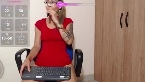 Snapshot of malory_golosa chatting on March 12, 12:09 am Malory online show from March 12, 12:09 am