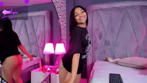 manelyk_evanss online show from February 12, 5:49 pm