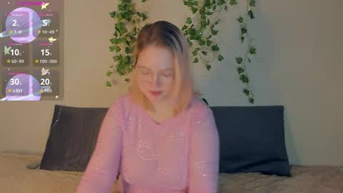 manic_pixie_ online show from September 13, 6:10 pm