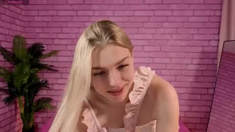 Snapshot of margo_robbbie chatting on October 7, 1:45 am margo_robbbie online show from October 7, 1:45 am
