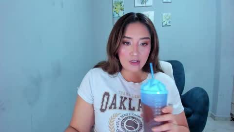 Snapshot of mariana_owen chatting on October 18, 10:47 pm    online show from October 18, 10:47 pm