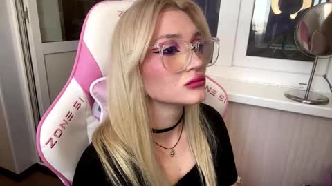 Hey Im Ash  I think together we can hit first 10 thumbs up online show from March 1, 11:14 am