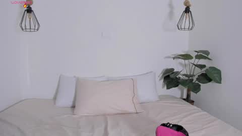 Laura online show from May 22, 9:43 pm