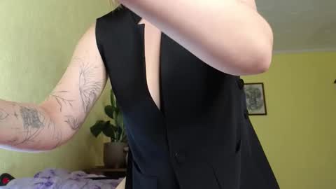 Lady Mary online show from December 4, 1:27 am