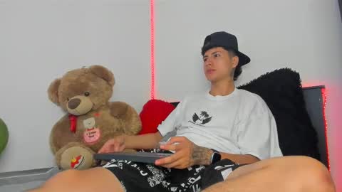 mateo_escobar online show from October 25, 8:24 am