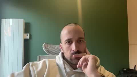 M online show from November 30, 2:57 pm