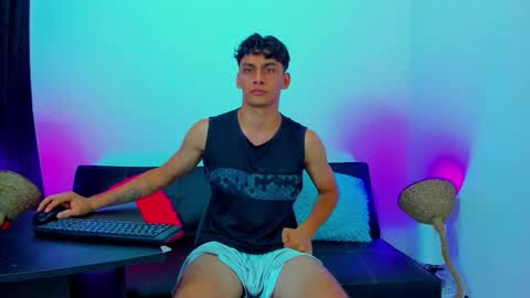 Snapshot of max_wild01 chatting on October 18, 5:28 pm MAX     online show from October 18, 5:28 pm