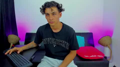 Snapshot of max_wild01 chatting on September 28, 7:28 am MAX     online show from September 28, 7:28 am