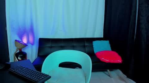 Snapshot of max_wild01 chatting on February 25, 10:04 am MAX     online show from February 25, 10:04 am