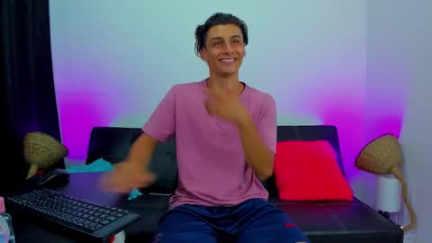 Snapshot of max_wild01 chatting on September 25, 7:15 am MAX     online show from September 25, 7:15 am