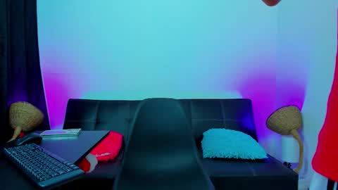 Snapshot of max_wild01 chatting on October 13, 6:37 am MAX     online show from October 13, 6:37 am