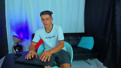 Snapshot of max_wild01 chatting on March 12, 6:32 pm MAX     online show from March 12, 6:32 pm