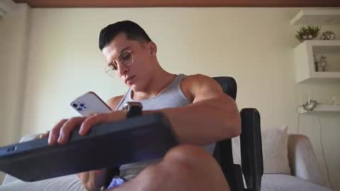 Snapshot of maximohoot chatting on October 14, 7:50 pm Sebastian online show from October 14, 7:50 pm