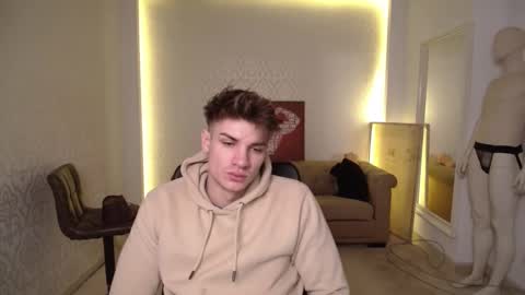 Snapshot of maxkaiden chatting on February 24, 5:33 am MaxKaiden online show from February 24, 5:33 am