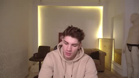 Snapshot of maxkaiden chatting on February 27, 5:51 am MaxKaiden online show from February 27, 5:51 am