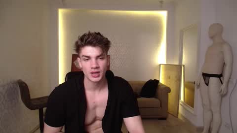 Snapshot of maxkaiden chatting on February 14, 6:23 am MaxKaiden online show from February 14, 6:23 am