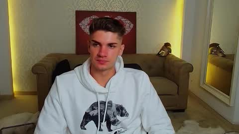 Snapshot of maxkaiden chatting on September 17, 4:27 am MaxKaiden online show from September 17, 4:27 am