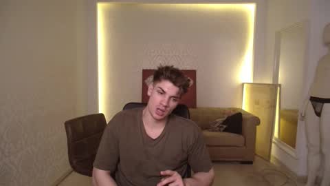 Snapshot of maxkaiden chatting on March 5, 8:21 am MaxKaiden online show from March 5, 8:21 am