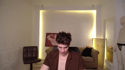 Snapshot of maxkaiden chatting on February 19, 5:27 am MaxKaiden online show from February 19, 5:27 am