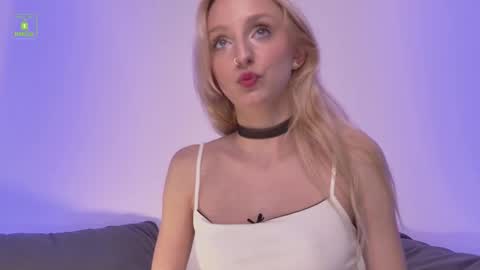 Snapshot of mayasnoww chatting on October 20, 8:36 pm Maya online show from October 20, 8:36 pm