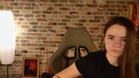 maybloom_ online show from December 18, 5:25 am