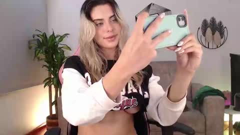 Snapshot of mayli_xx chatting on February 11, 4:33 am ALIS online show from February 11, 4:33 am