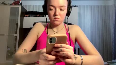Snapshot of mckenziemoitoza chatting on October 22, 9:34 am Hello Lisa here Help me to make 50 thumbs up 333 online show from October 22, 9:34 am