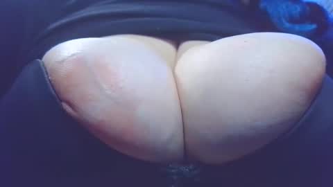 Snapshot of megatitsxx chatting on October 9, 9:42 pm SHAROLD online show from October 9, 9:42 pm