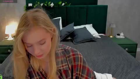 Melanie online show from November 22, 1:37 am