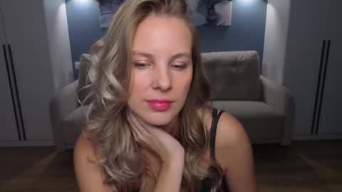 Melanie Bennett online show from December 4, 6:35 am