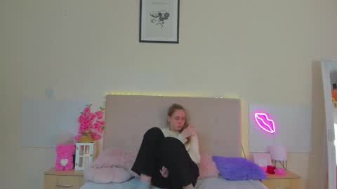 Melania online show from March 31, 6:14 am