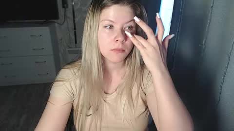 Melissa  Ray online show from February 5, 8:32 am