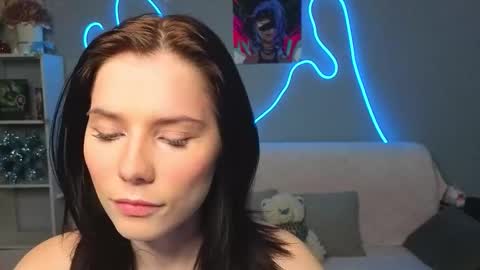 mellhyees online show from February 22, 5:04 pm