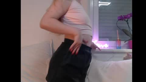 mellow__kitty online show from June 2, 4:03 am