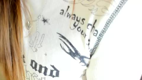 MelMooon online show from October 4, 6:39 pm