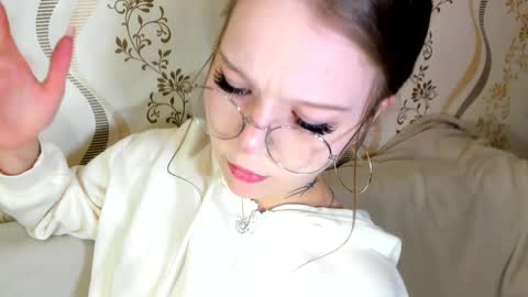 MelMooon online show from October 15, 8:20 pm