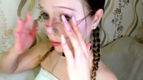 MelMooon online show from October 9, 3:39 pm