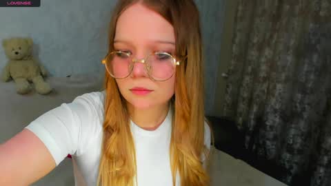 MelMooon online show from February 1, 5:05 pm