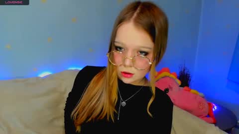 MelMooon online show from February 21, 6:59 pm