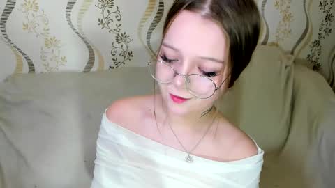 MelMooon online show from December 19, 6:31 am