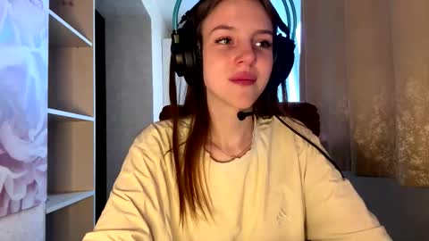 Hi Im Aria 18 years old online show from October 3, 2:25 pm
