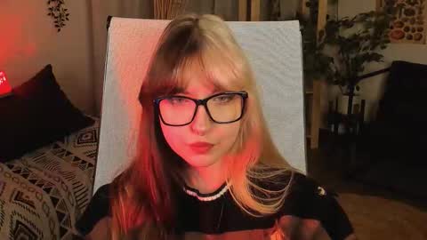 Mia online show from October 31, 3:23 pm