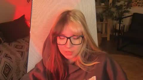 Mia online show from November 6, 3:26 pm