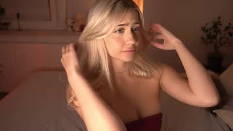 Lara OFFLINE  online show from December 18, 9:54 pm