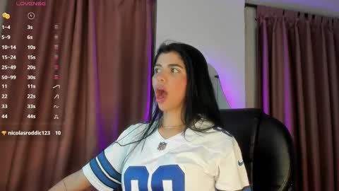 Mia online show from April 4, 7:10 pm