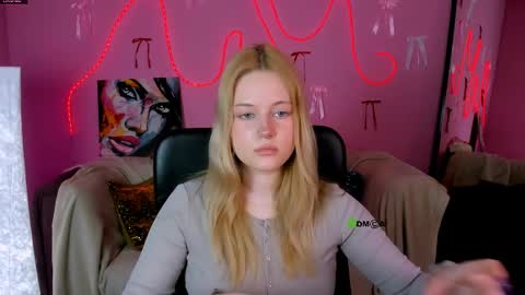 Mia online show from April 3, 12:45 pm