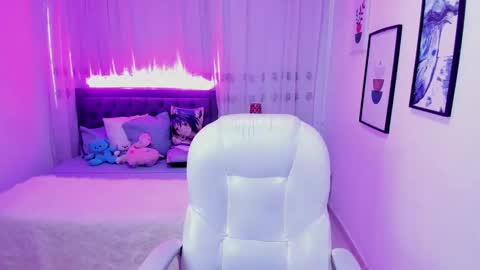 Mia online show from November 22, 7:45 pm