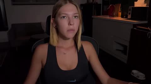 mia_floo online show from September 26, 3:31 pm