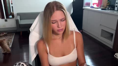 mia_floo online show from September 13, 9:01 am